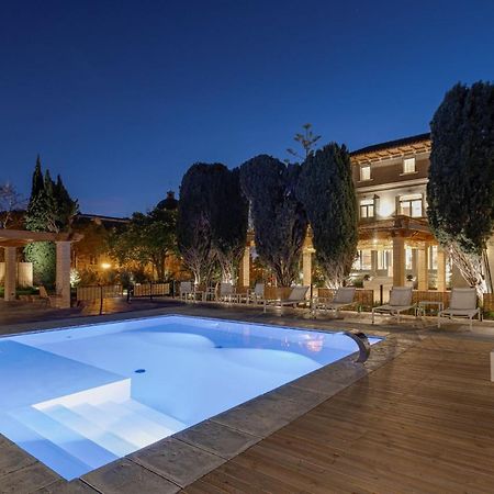 Hotel Boutique Mirlo บาร์เซโลนา ภายนอก รูปภาพ The hotel's swimming pool