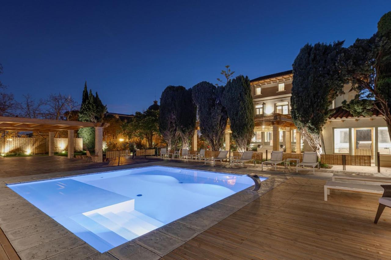 Hotel Boutique Mirlo บาร์เซโลนา ภายนอก รูปภาพ The hotel's swimming pool