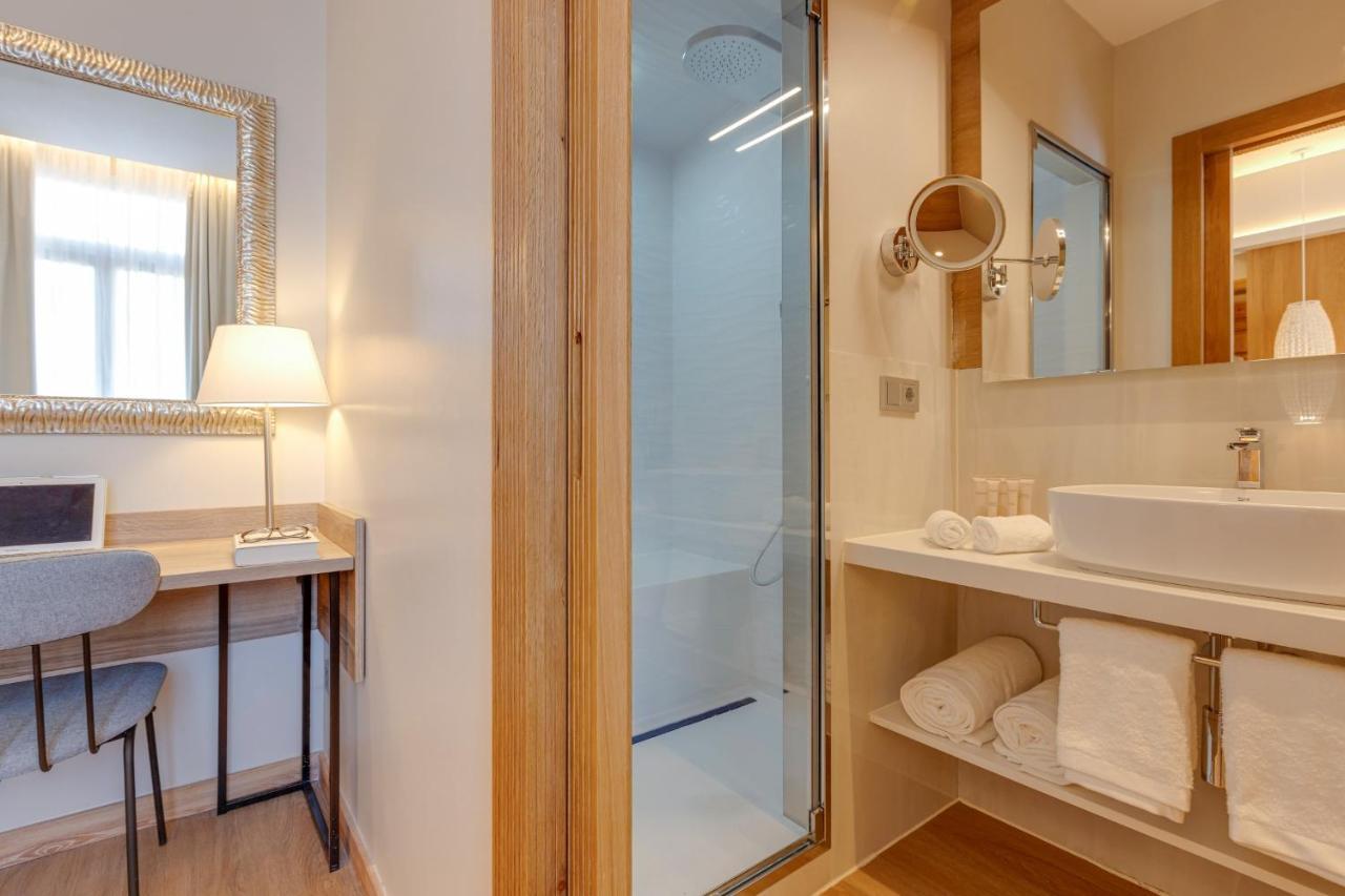 Hotel Boutique Mirlo บาร์เซโลนา ภายนอก รูปภาพ A shower cubicle