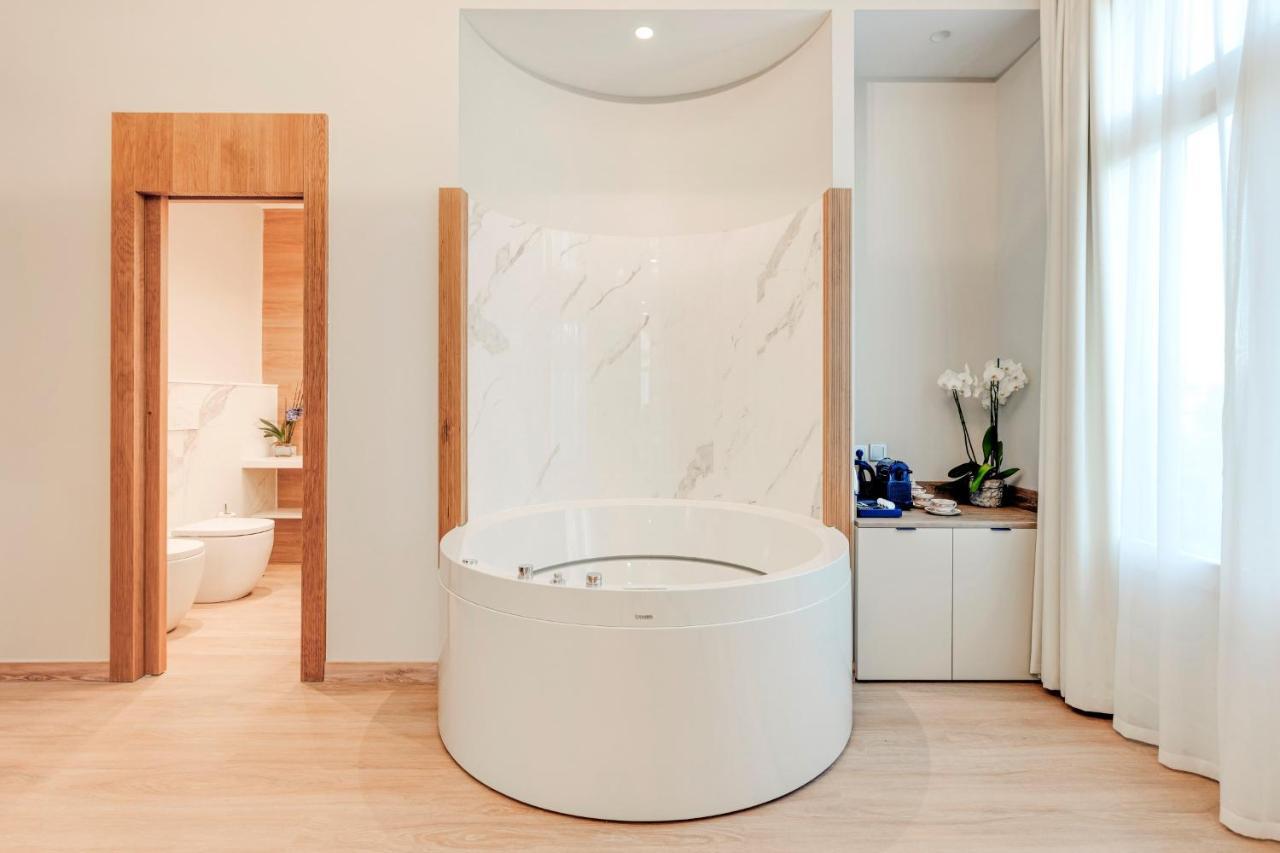 Hotel Boutique Mirlo บาร์เซโลนา ภายนอก รูปภาพ A modern bathtub